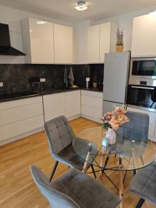 a kitchen with a glass table and two chairs at *1A Lage/Top Anbindung/4 Pers./Tiefgarage/Smart-TV* in Cologne