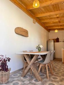 a dining room with a table and some chairs at Casetta Bianca con Giardino in Posada