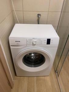 een witte wasmachine in een hoek van een kamer bij Apartman Laziva in Budva