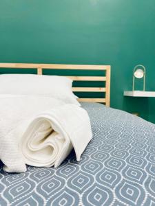 1 dormitorio con 1 cama con pared azul en Cinque Terre Casa Gina La Spezia en La Spezia