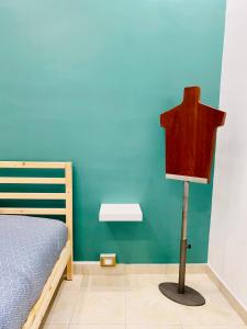 Un dormitorio con una cama y un cabecero de madera. en Cinque Terre Casa Gina La Spezia, en La Spezia 29 fotos más