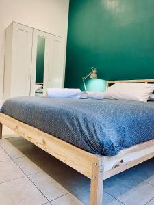 1 cama grande con marco de madera en una habitación en Cinque Terre Casa Gina La Spezia en La Spezia