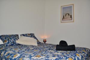 ein Schlafzimmer mit einem Bett mit einer blauen und gelben Decke in der Unterkunft duplex nouvelle du gué in Pouilly-en-Auxois