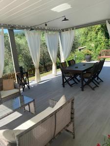 un patio con mesa, sillas, mesa y mesa en Ca' Degli Olivi. Relax Lunigiana, en Agnino
