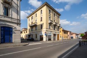 a street with a building on the side of the road at MONZA centro-Milano [Casa di Fronte alla Stazione] in Monza