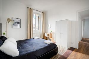 ein Schlafzimmer mit einem großen Bett und einem Spiegel in der Unterkunft MONZA centro-Milano [Casa di Fronte alla Stazione] in Monza