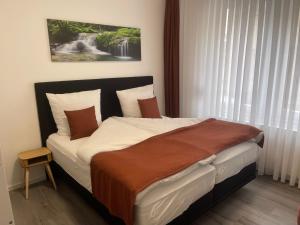 a bed in a hotel room with at Modernes Apartment mit Whirlpool & Gartensauna in Geisenheim