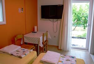 TV a/nebo společenská místnost v ubytování Studios Lavender