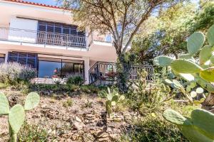 a house with a garden in front of it at Grifeu 08 - Apartamento con terraza exterior in Girona