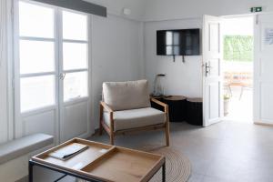 un soggiorno con sedia e tavolo di Central Hostel Oia a Oia