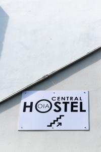 Sijil, anugerah, tanda atau dokumen lain yang dipamerkan di Central Hostel Oia