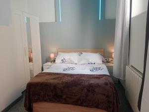 - une chambre dotée d'un lit avec un couvre-lit marron et blanc dans l'établissement Estudios Céntricos RH - Altamar, à Santander