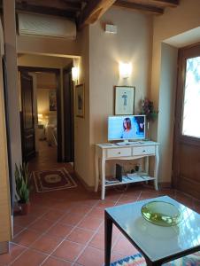 a living room with a desk with a computer on it at Casa Vacanze Rustico Di Corte in Capannori