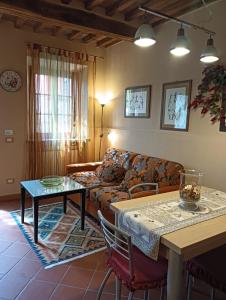 a living room with a couch and a table at Casa Vacanze Rustico Di Corte in Capannori