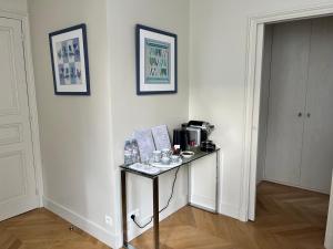 a small table in a room with a microwave at La Villa d'Auteuil in Paris