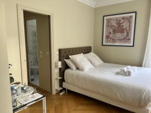 Posteľ alebo postele v izbe v ubytovaní La Villa d'Auteuil, Paris 16, rénovée