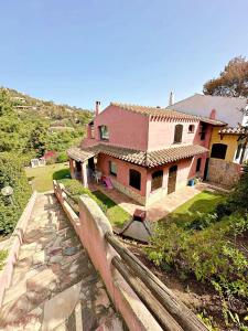 une grande maison avec une clôture devant dans l'établissement Villa Caposchiera Indipendente, à Torre delle Stelle