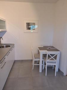Apartman River في برييدور: مطبخ مع طاولة وطاولة وكراسي