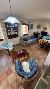 ein Wohnzimmer mit Sofas und einem Tisch in der Unterkunft Villa Caposchiera Indipendente in Torre delle Stelle