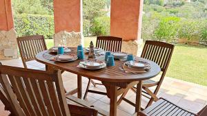 une table en bois avec des chaises et une tableastery ... dans l'établissement Villa Caposchiera Indipendente, à Torre delle Stelle 23 autres photos