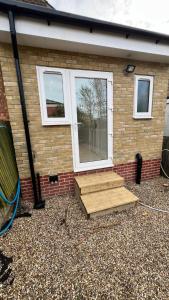 チャタムにあるSan Pedro Lodge Chathamの窓の横に木製の階段がある家