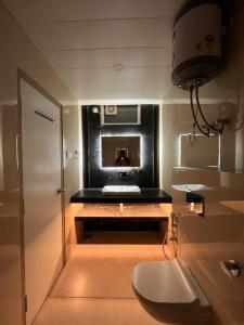 uma pequena cozinha com um lavatório e um micro-ondas em Spruce Hill Hotel & Restro em Nainital