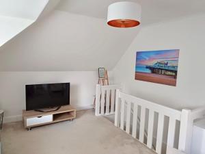 ein Wohnzimmer mit einem Flachbild-TV in der Unterkunft Modern maisonette in Hove free parking dog friendly in Brighton & Hove