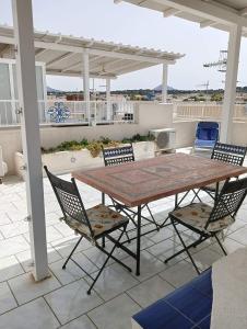 une table et des chaises assises sur une terrasse dans l'établissement Casa Lisa, à San Vito Lo Capo
