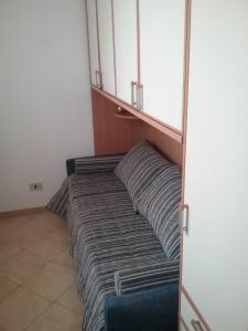 - un lit avec deux oreillers dans l'établissement Casa Lisa, à San Vito Lo Capo