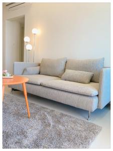 sala de estar con sofá y mesa en Malaya suite - Neot Golf en Caesarea