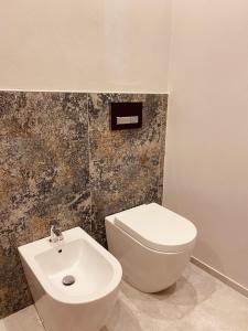 een badkamer met een wit toilet en een wastafel bij B&B Al Castello Sweethome in Parma