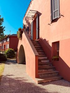 un conjunto de escaleras que conducen a un edificio en B&B Al Castello Sweethome en Parma