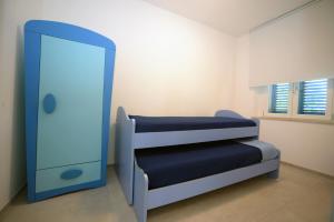 Cette chambre comprend 2 lits superposés et un miroir. dans l'établissement Marco Polo 30, à Porto Recanati