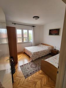 une chambre avec deux lits et une fenêtre dans l'établissement Seaside Apartment Bubi, à Crikvenica