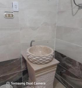 un bagno con lavandino a ciotola su un bancone di إطلالة مباشرة على البحر شاليه فندقي مكيف بحديقة خاصة راس سدر a Ras Sedr