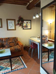 - un salon avec un canapé et une table dans l'établissement Casa Vacanze Rustico Di Corte, à Capannori