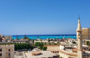 una vista di una città con una moschea e l'oceano di Adriatica Hotel Marsa Matrouh a Marsa Matruh