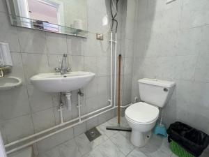 un bagno con un water e un lavandino di Adriatica Hotel Marsa Matrouh a Marsa Matruh