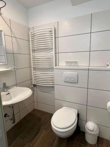 La salle de bains est pourvue de toilettes et d'un lavabo. dans l'établissement Hotel Neo Cologne Bonn Airport, à Rösrath