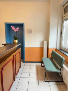 une chambre avec une chaise et une plante sur un comptoir dans l'établissement Hotel Neo Cologne Bonn Airport, à Rösrath