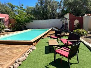 een tuin met stoelen en een zwembad bij Casa di Floumy in Calvi