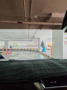 einen Fitnessraum mit Pool in einem Fitnessraum in der Unterkunft The Shore - JJ's Unit with City View in Kota Kinabalu