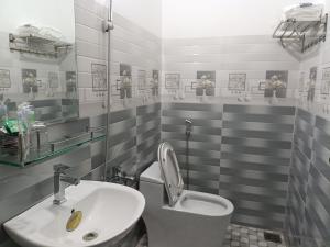 ein Bad mit einem WC und einem Waschbecken in der Unterkunft Khách sạn Trung Dung in Phù Cát