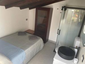 um quarto com uma cama e uma porta de vidro deslizante em Mini luxury suite Ortea em Siracusa
