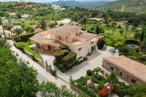 uma vista aérea de uma casa com um jardim em Casa Mocho Branco em Loulé