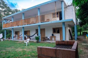 a house with a balcony and a yard at Villa Jaymar in Arboletes