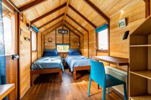 a room with two beds in a tiny house at Villa Titoune, le charme du Coeur de Bassin, à 2 familles ou entre amis in Lanton