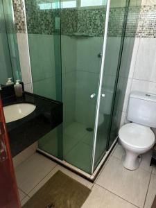 La salle de bains est pourvue d'une douche, de toilettes et d'un lavabo. dans l'établissement Casa de Vidro Sairé, à Récife