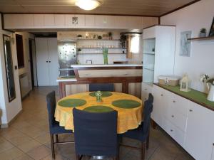 Kuchyňa alebo kuchynka v ubytovaní Apartments Komel
