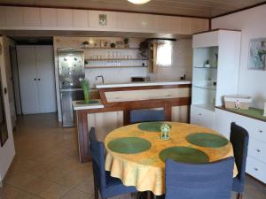 Kuchyňa alebo kuchynka v ubytovaní Apartments Komel